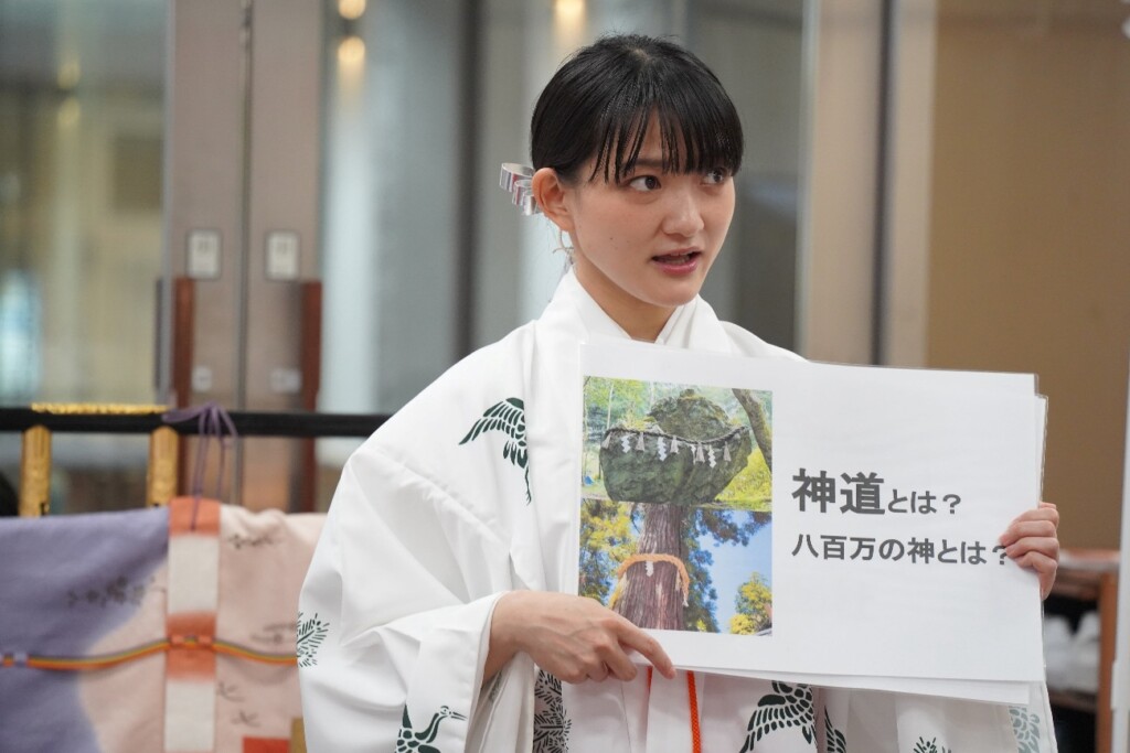 巫女体験会で神道について説明する講師