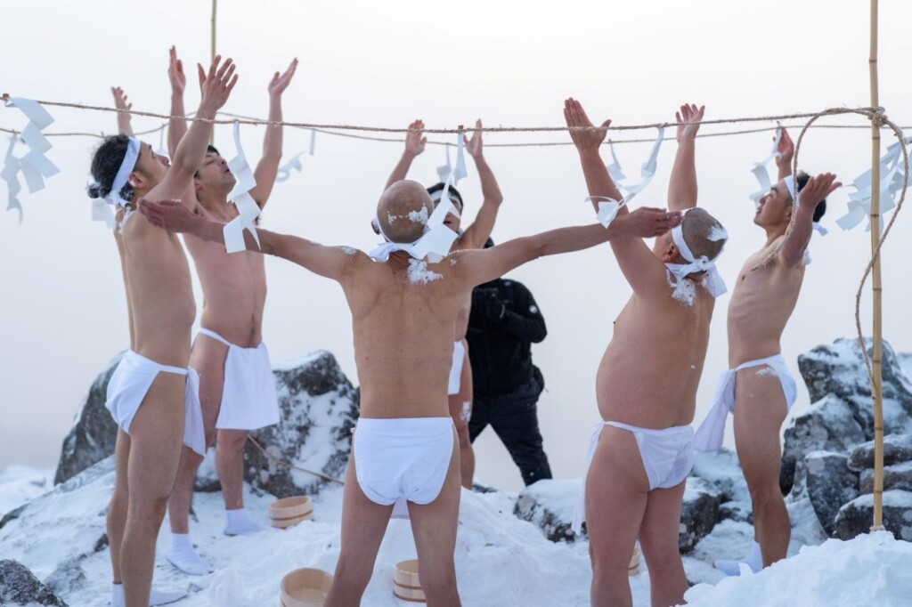 元日の長野県霧ヶ峰で毎年元日に行われる雪中禊