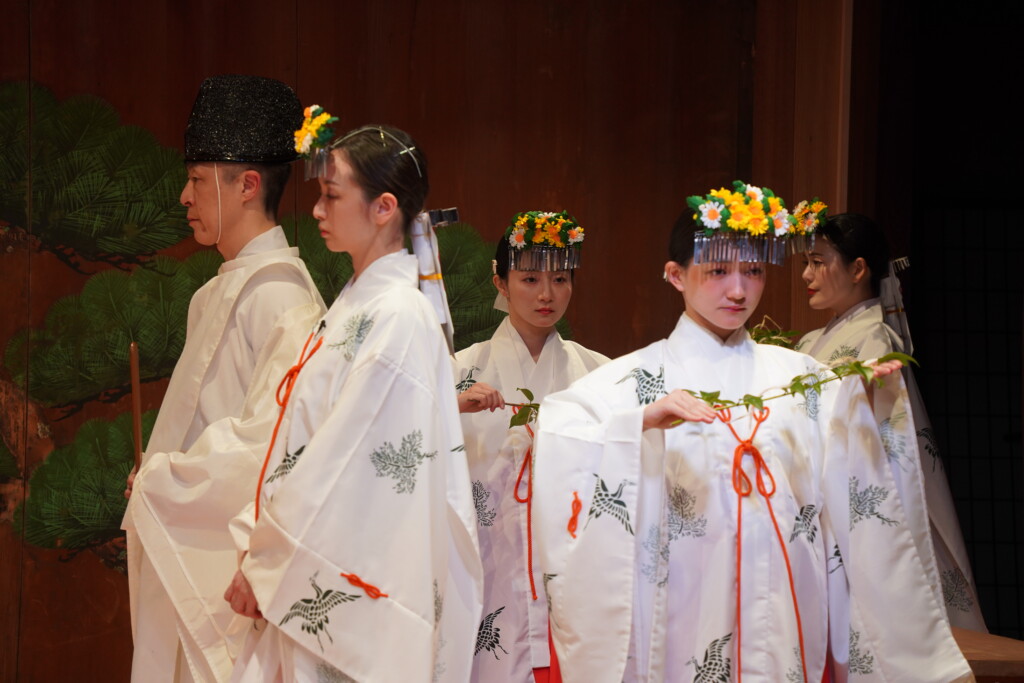 神事における参進(入場)の様子