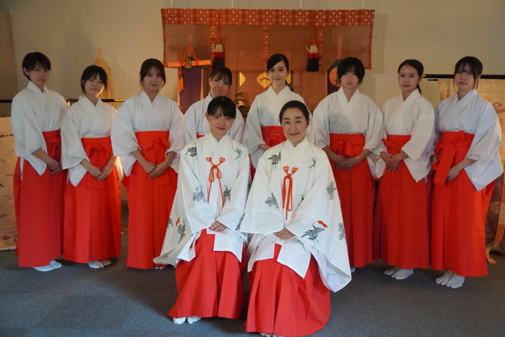 白衣に緋袴の巫女たち