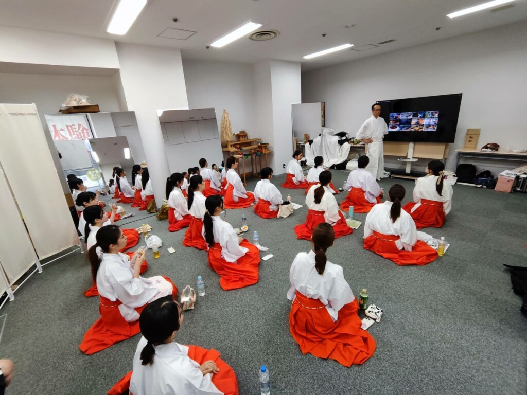 体験会で巫女について学ぶ受講者たち